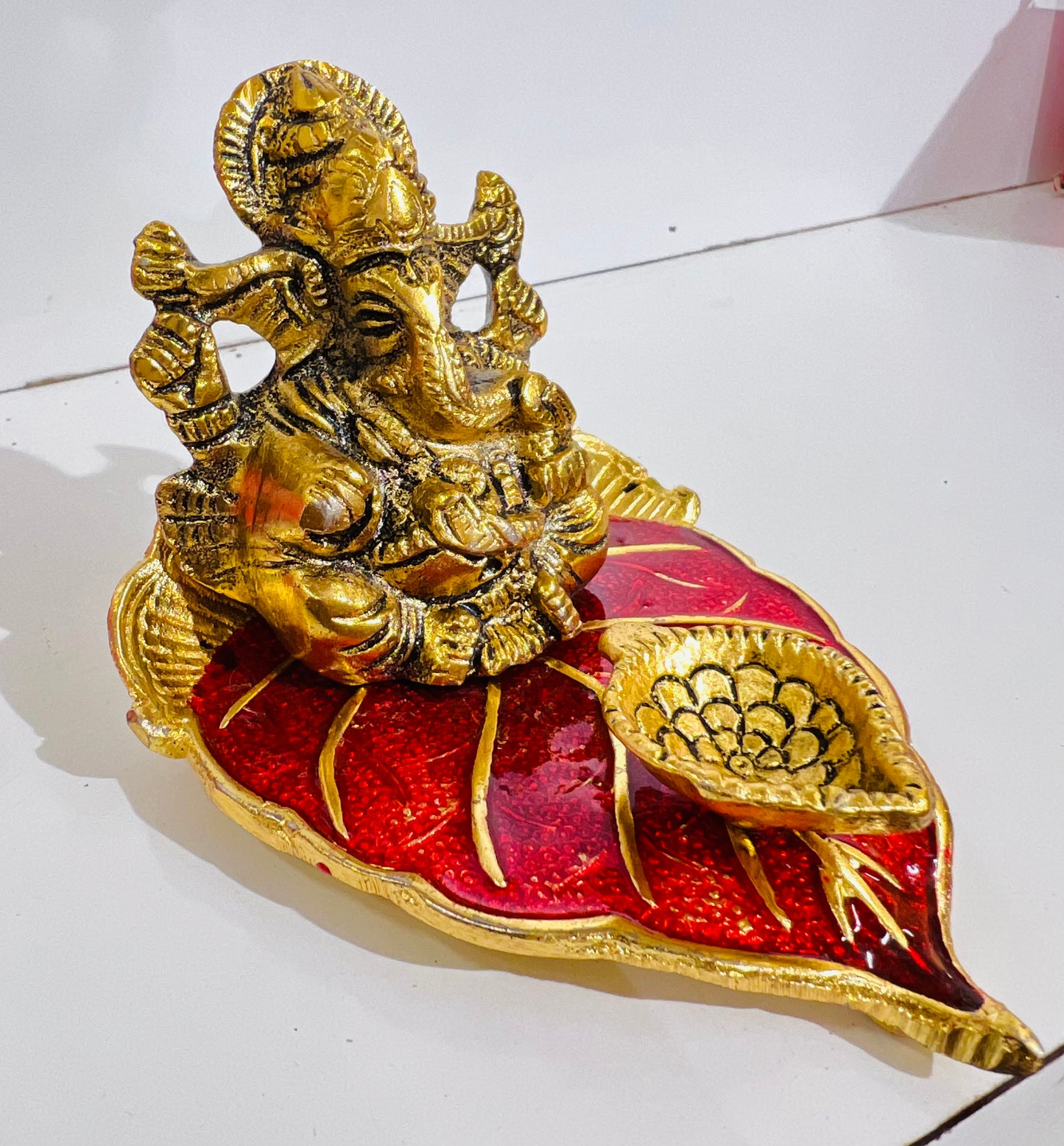 CHANDNI COLLECTION Lord Ganesha on Leaf |Ganesh Metal with Diya| Ganesh Statue for Mandir| Metal Ganesh Statue, Religious Idol, Lord Ganesha Metal Hand Craved for Home Decorative Gift (RED & GREEN Leaf, Pack of 1)