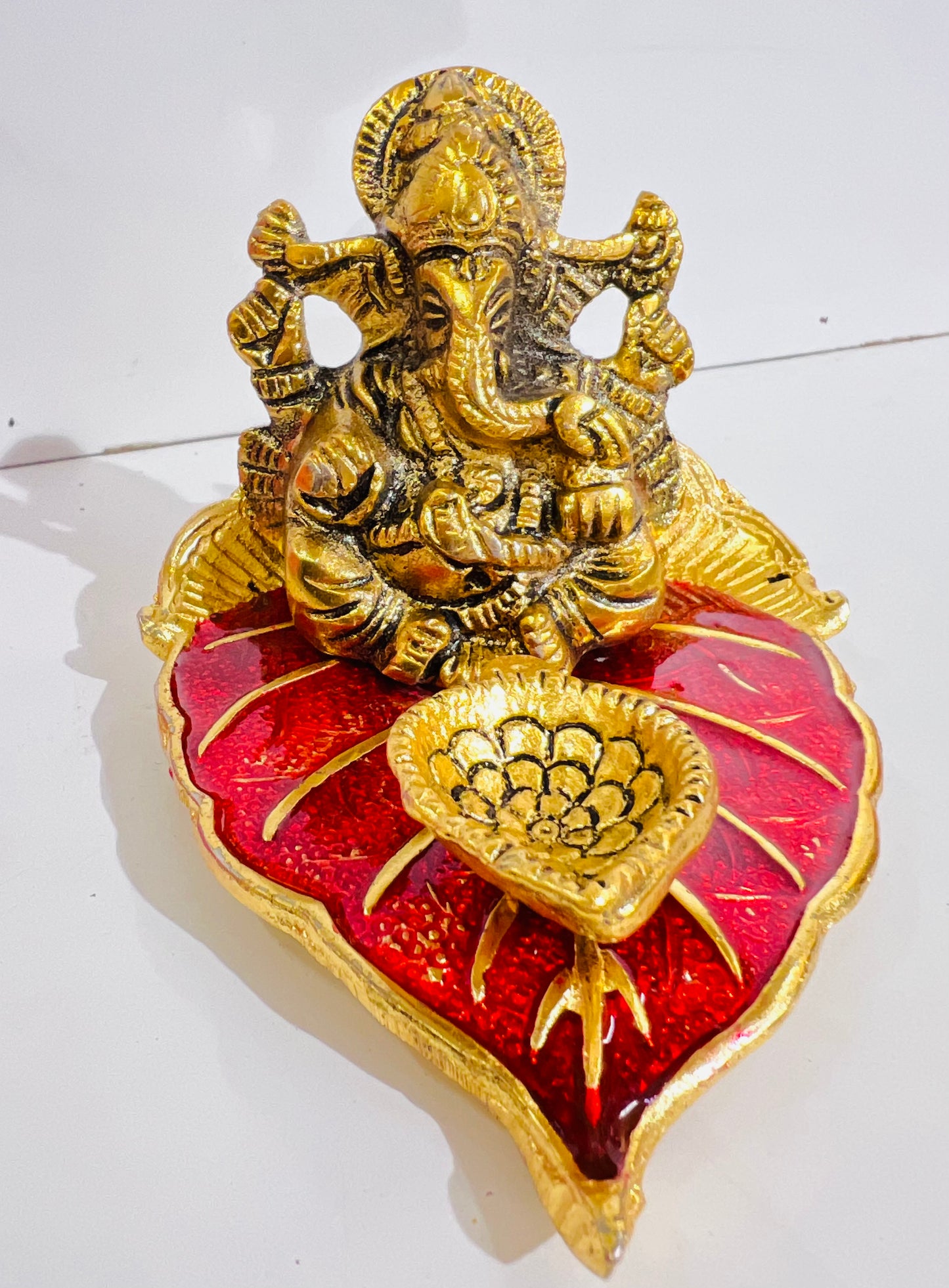 CHANDNI COLLECTION Lord Ganesha on Leaf |Ganesh Metal with Diya| Ganesh Statue for Mandir| Metal Ganesh Statue, Religious Idol, Lord Ganesha Metal Hand Craved for Home Decorative Gift (RED & GREEN Leaf, Pack of 1)